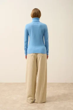 AVA pull col roulé baby blue