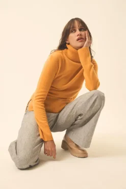 LEXIE pull col roulé curcuma
